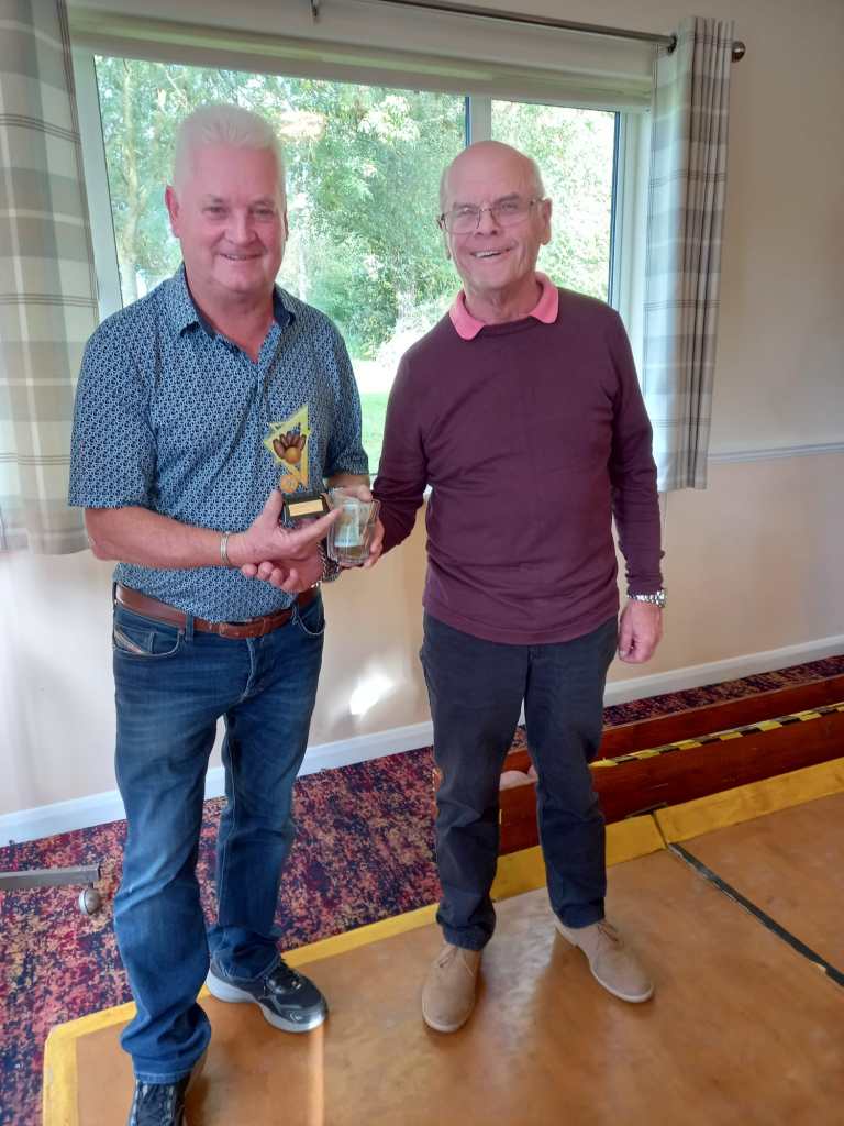 Tony Hobbs receiving his Skittles Champion 2023 award from Eddie Winter